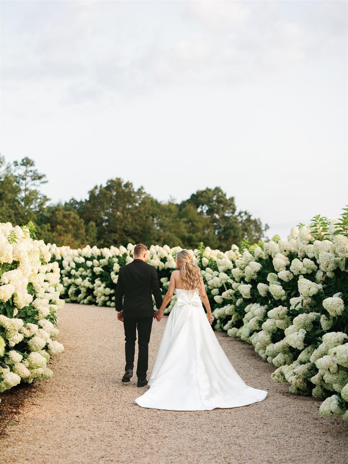 black white wedding - ilustrasi berita Black White Wedding klasik di Pippin Hill: Pernikahan musim panas yang alami…