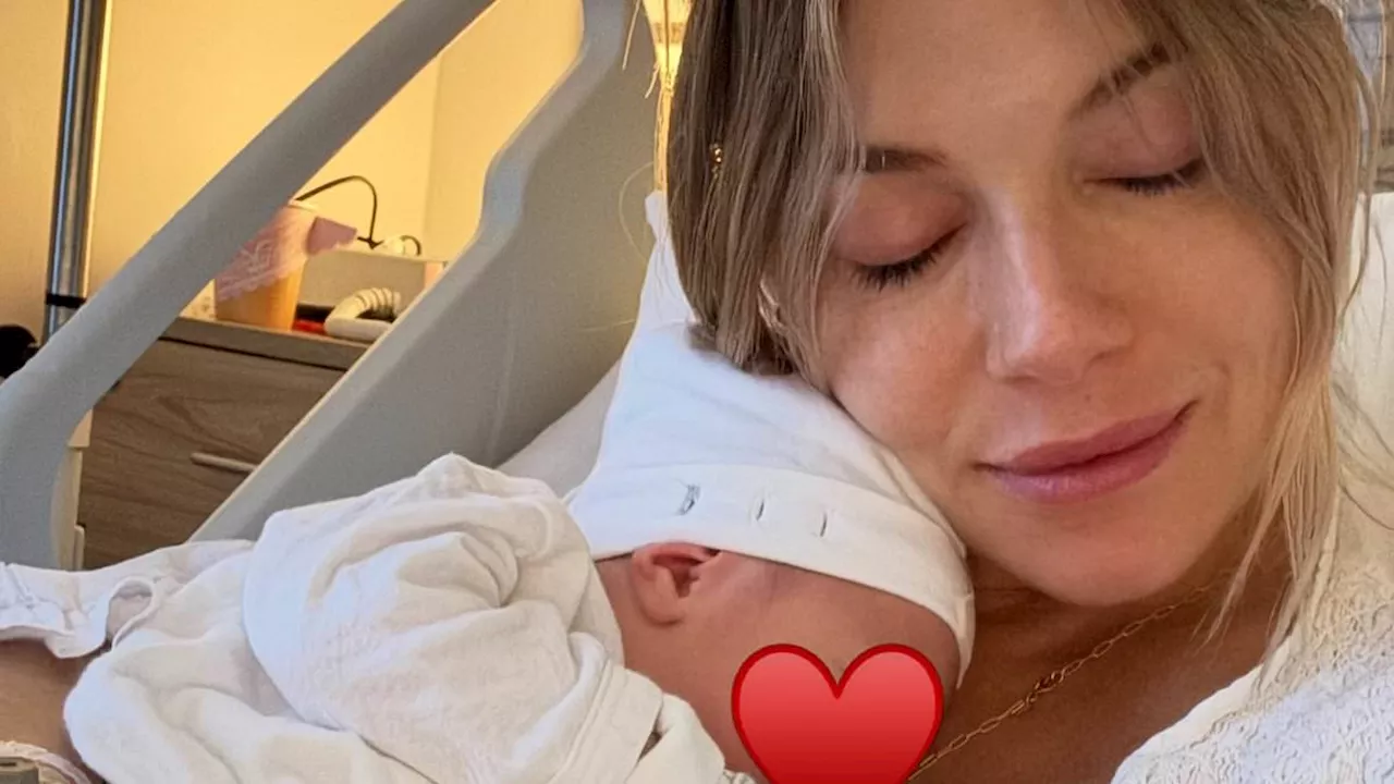 sienna miller Sienna Miller Bagikan Foto Keluarga Pertama dengan Tunangan Oli… sienna miller - ilustrasi berita Sienna Miller Bagikan Foto Keluarga Pertama dengan Tunangan Oli Green dan Dua Anak