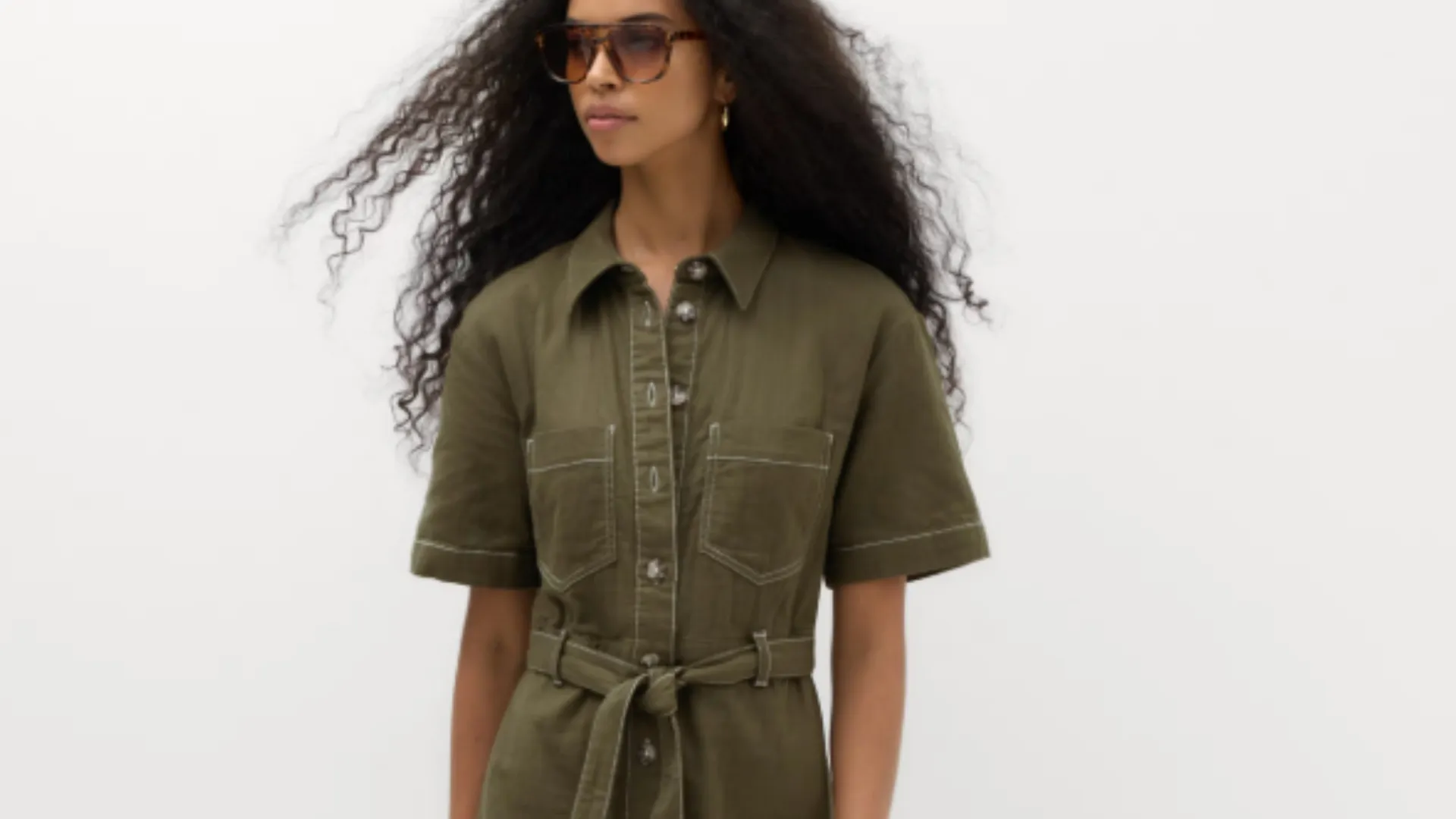 belted midi dress - ilustrasi berita Pembeli Puji 'Wonderful' atas belted midi dress bergaya utility seharga €49
