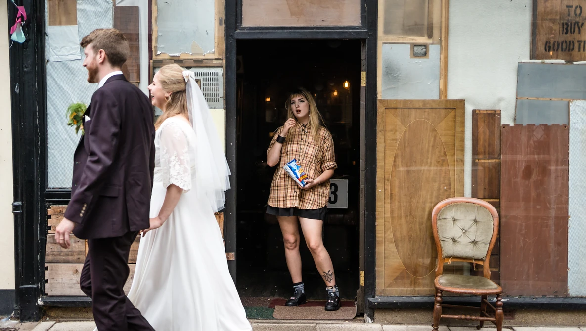 candid wedding photos - ilustrasi berita Bagaimana Menangkap Candid Wedding Photos yang Lebih Bermakna