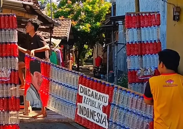 gapura merah putih - ilustrasi berita Kreatif Sambut HUT ke-81: Warga Sooko Sulap Ratusan Botol Bekas Jadi Gapura&hellip;