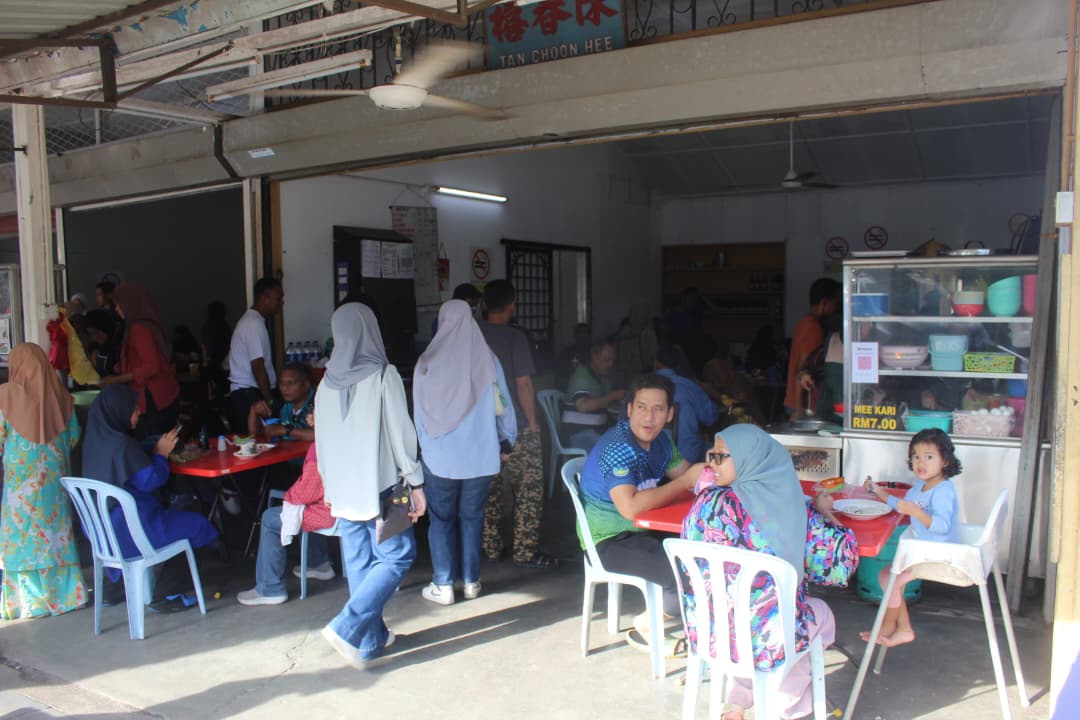 kedai ah meng - ilustrasi berita Kedai Ah Meng: Melayu, Cina dan India Duduk Semeja di Kedai Kopi Tradisional Kuala&hellip;