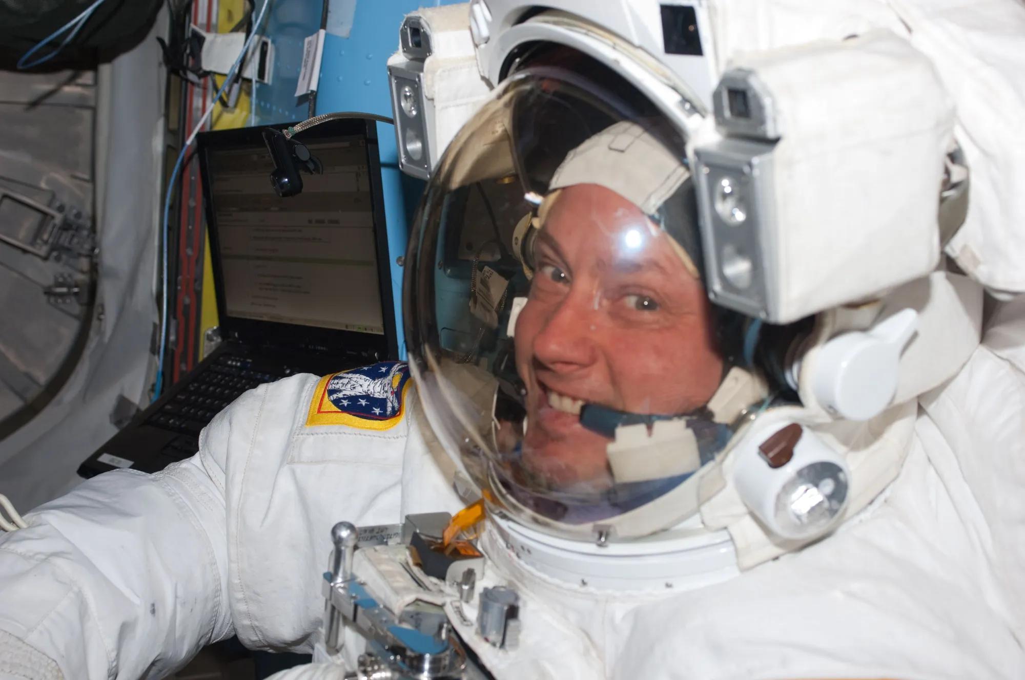 mike fincke - ilustrasi berita Mike Fincke Pensiun dari NASA setelah Evakuasi Medis di ISS yang Belum Dijelaskan