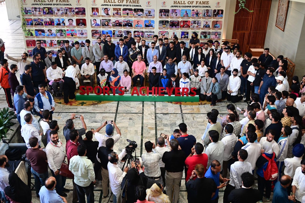 omar abdullah - ilustrasi berita Omar Abdullah Serahkan Rs 2.71 Crore kepada 580 Atlet Jammu and Kashmir